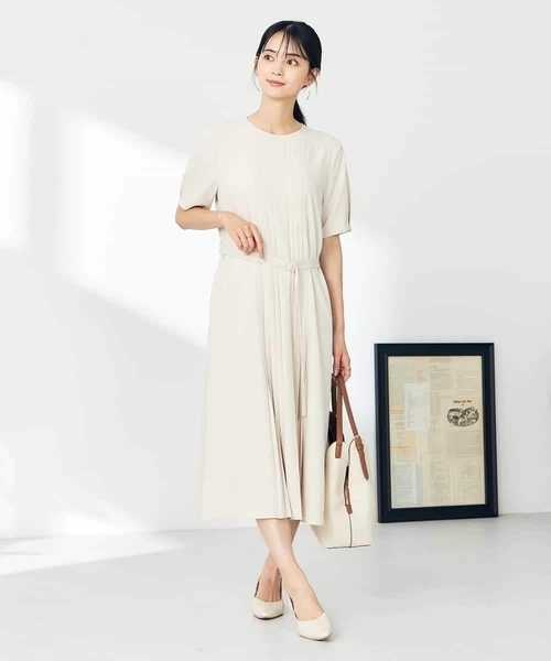 a.v.v(アーヴェヴェ)の「【洗える/ストレッチ】ベルト付フロントプリーツワンピース(ワンピース・レディース・ベージュ/ネイビー・40/38/36)」の13枚目の写真