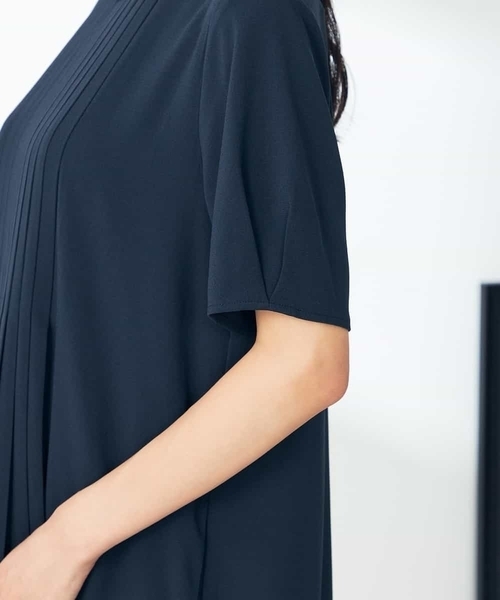 a.v.v(アーヴェヴェ)の「【洗える/ストレッチ】ベルト付フロントプリーツワンピース(ワンピース・レディース・ベージュ/ネイビー・40/38/36)」の8枚目の写真