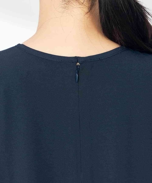 a.v.v(アーヴェヴェ)の「【洗える/ストレッチ】ベルト付フロントプリーツワンピース(ワンピース・レディース・ベージュ/ネイビー・40/38/36)」の5枚目の写真
