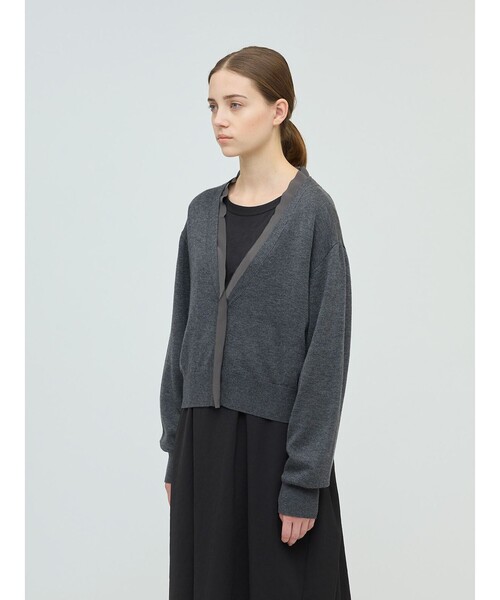 mizuiroind（ミズイロインド）の「mizuiro ind シフォンフリルVネックカーディガン（カーディガン/ボレロ・レディース・チャコールグレー/ブラック/ネイビー・FREE）」の8枚目の写真