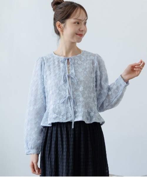 flower（フラワー）の「ブルーミングリボントップ（シャツ/ブラウス・レディース・アイボリー/グレー・FREE）」の2枚目の写真