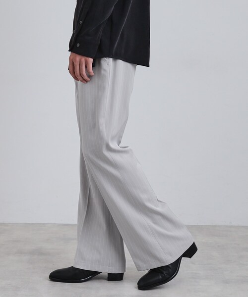 tk.TAKEO KIKUCHI(ティーケータケオキクチ)の「ピンストライプフレアスラックス(その他パンツ・メンズ・ブラック系2/ライトグレー系2・03/02)」の1枚目の写真