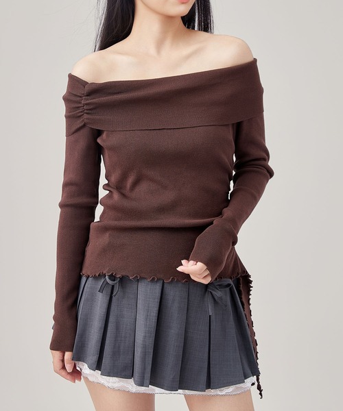 Lace Ladies(レースレディース)の「サイド ギャザー オフショル 裾メロウ トップス(Tシャツ/カットソー・レディース・ブラック/ブラウン/ホワイト・FREE)」の3枚目の写真