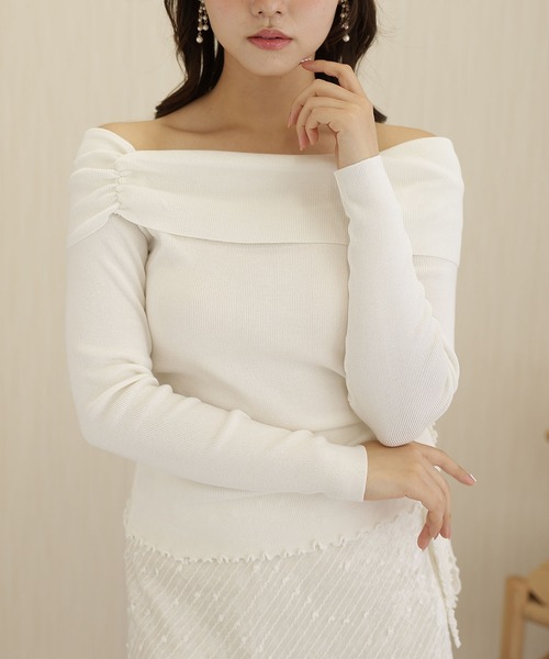 Lace Ladies(レースレディース)の「サイド ギャザー オフショル 裾メロウ トップス(Tシャツ/カットソー・レディース・ブラック/ブラウン/ホワイト・FREE)」の1枚目の写真