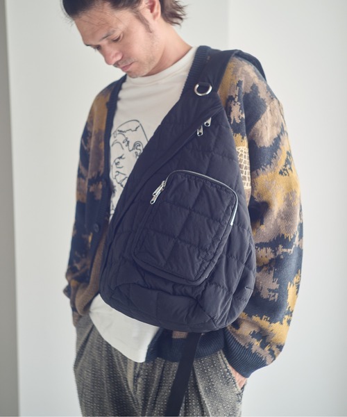 ADAM PATEK（アダムパテック）の「ADAMPATEK/square quilt sling bag/ワンショルダースクエアキルトスリングバック/(AP2529003)（ボディバッグ/ウエストポーチ・レディース・ブラック/グレー・FREE）」の4枚目の写真
