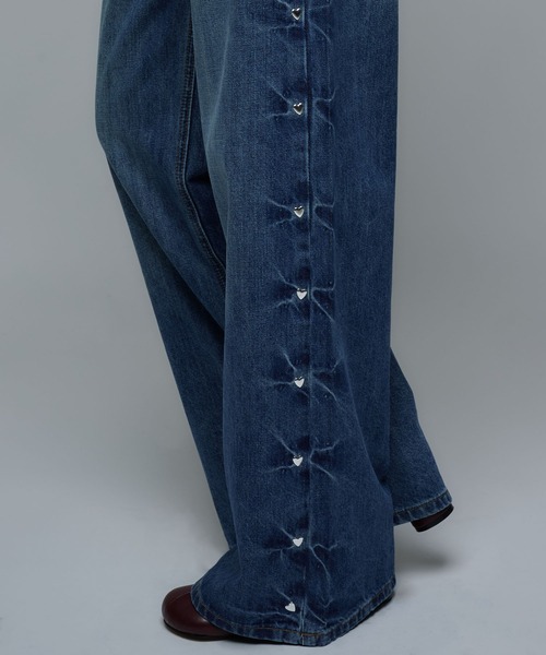Narcissus（ナルシス）の「ハートスタッズデニムパンツ/フレアデニム《動画あり》（デニムパンツ・レディース・ブルー・FREE）」の2枚目の写真