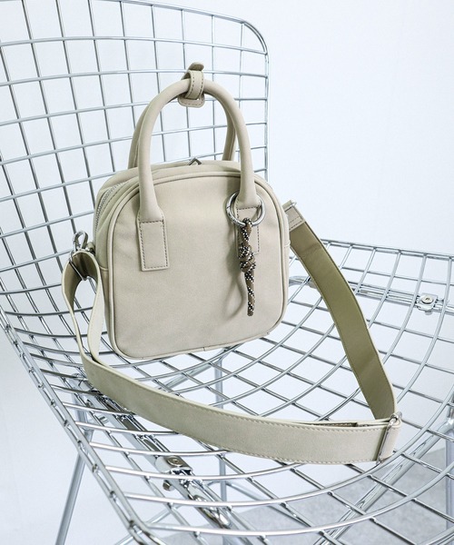 COLDE (コルデ)の「チャーム付きミニボストン(ボストンバッグ・レディース・ブラウン/アイボリー/ブラック・FREE)」の2枚目の写真