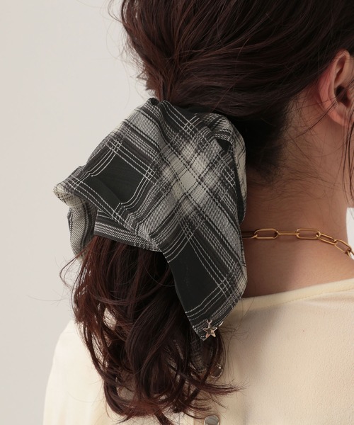 Elura（エルーラ）の「チェックシュシュ/608961（シュシュ・レディース・ブラック系その他/ネイビー・FREE）」の5枚目の写真