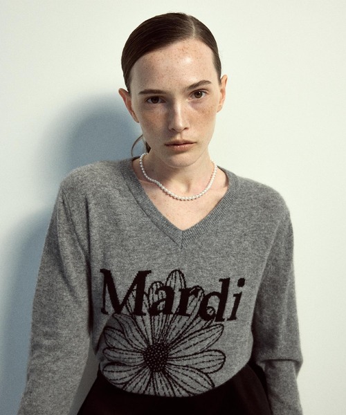 Mardi Mercredi(マルディメクルディ)の「CASHMERE V NECK FLOWERMARDI / カシミヤ Vネック フラワーマルディ ニット(ニット/セーター・レディース・ネイビー/ブラック/グレー・FREE)」の4枚目の写真