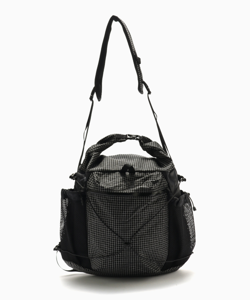 WISM（ウィズム）の「CAYL / ケイル ROLLTOP CROSS BAG（ショルダーバッグ・メンズ・ブラック/チャコールグレー・FREE）」の3枚目の写真