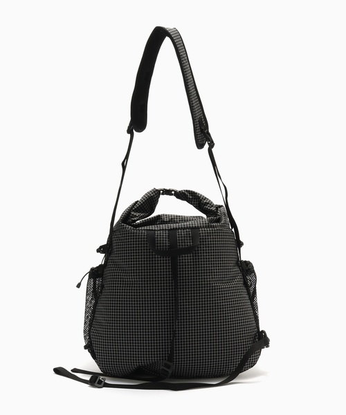 WISM（ウィズム）の「CAYL / ケイル ROLLTOP CROSS BAG（ショルダーバッグ・メンズ・ブラック/チャコールグレー・FREE）」の4枚目の写真