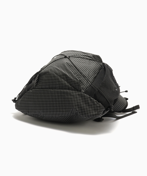 WISM（ウィズム）の「CAYL / ケイル ROLLTOP CROSS BAG（ショルダーバッグ・メンズ・ブラック/チャコールグレー・FREE）」の5枚目の写真