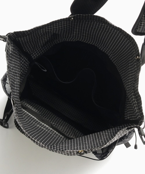 WISM（ウィズム）の「CAYL / ケイル ROLLTOP CROSS BAG（ショルダーバッグ・メンズ・ブラック/チャコールグレー・FREE）」の6枚目の写真