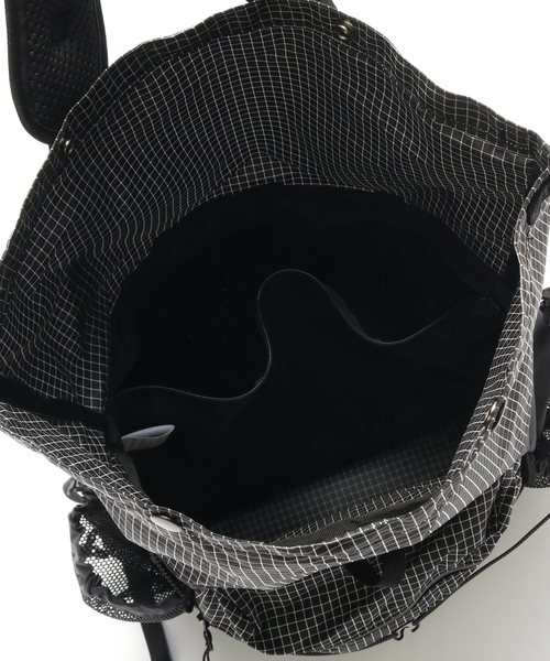 WISM（ウィズム）の「CAYL / ケイル ROLLTOP CROSS BAG（ショルダーバッグ・メンズ・ブラック/チャコールグレー・FREE）」の7枚目の写真