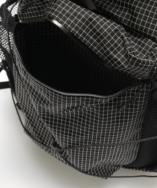 WISM（ウィズム）の「CAYL / ケイル ROLLTOP CROSS BAG（ショルダーバッグ・メンズ・ブラック/チャコールグレー・FREE）」の8枚目の写真