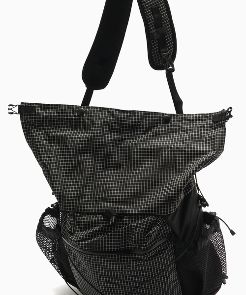 WISM（ウィズム）の「CAYL / ケイル ROLLTOP CROSS BAG（ショルダーバッグ・メンズ・ブラック/チャコールグレー・FREE）」の9枚目の写真