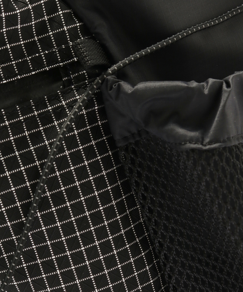 WISM（ウィズム）の「CAYL / ケイル ROLLTOP CROSS BAG（ショルダーバッグ・メンズ・ブラック/チャコールグレー・FREE）」の11枚目の写真