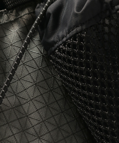 WISM（ウィズム）の「CAYL / ケイル ROLLTOP CROSS BAG（ショルダーバッグ・メンズ・ブラック/チャコールグレー・FREE）」の12枚目の写真