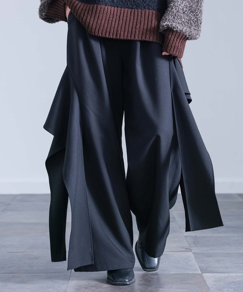 kOhAKU（コハク）の「『フレアモチーフワイドパンツ』（その他パンツ・レディース・ブラック/チャコール・2/1）」の2枚目の写真
