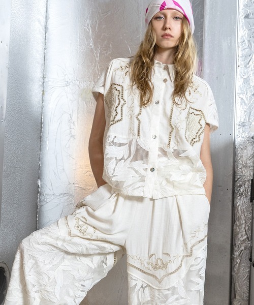 AULA AILA（アウラアイラ）の「【セットアップ着用可】カットワークエンブロイダリーシャツ（シャツ/ブラウス・レディース・オフホワイト/グレイッシュベージュ/ブラック・0）」の8枚目の写真