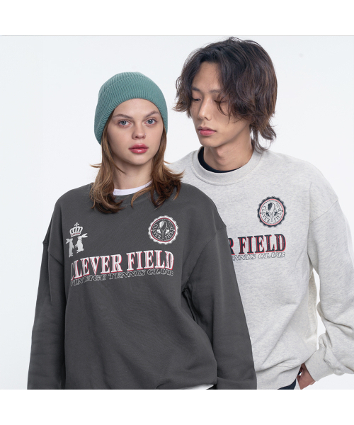 CLEVER FIELD(クレバーフィールド)の「シーズンエンブレムワイドスウェットシャツ_チャコール(スウェット・メンズ・チャコール・MEDIUM/X-LARGE/LARGE)」の2枚目の写真