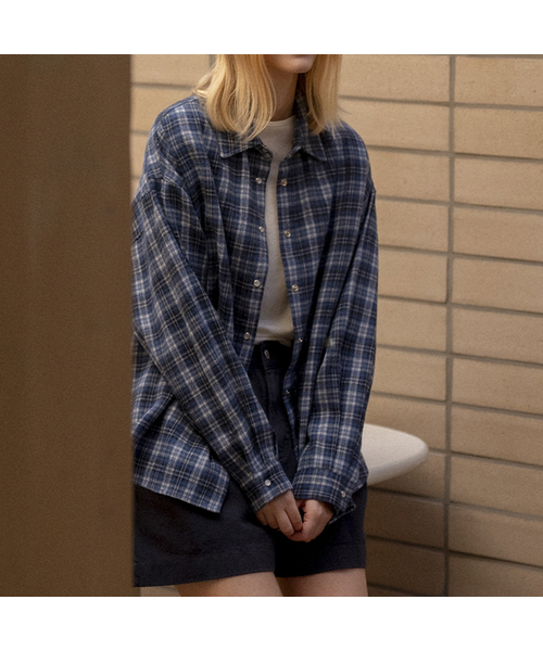 KNOWNBETTER（ノウンベター）の「Overfit cotton check shirt [KNFW04SH02]_[2color]（シャツ/ブラウス・レディース・ネイビー/ブラウン・FREE）」の2枚目の写真