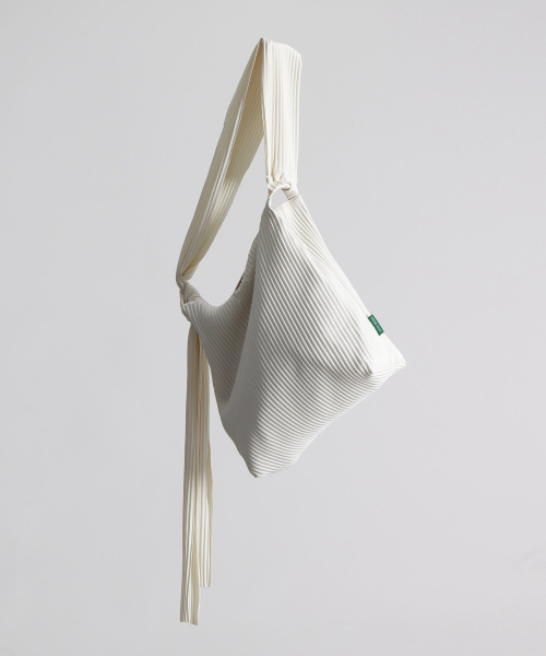 GREEN STUFF（グリーンスタッフ）の「knot bag 58 - pleats ivory（ショルダーバッグ・レディース・その他・FREE）」の3枚目の写真
