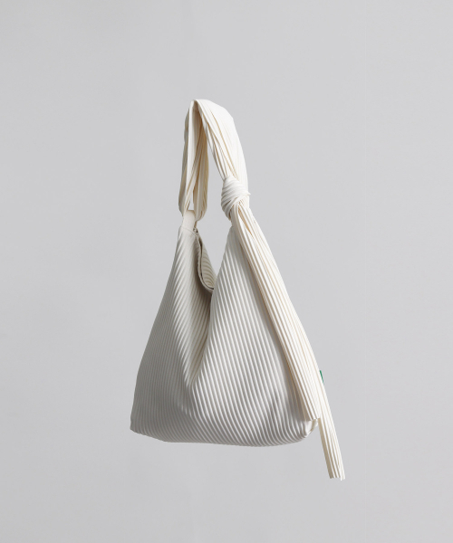 GREEN STUFF（グリーンスタッフ）の「knot bag 58 - pleats ivory（ショルダーバッグ・レディース・その他・FREE）」の4枚目の写真