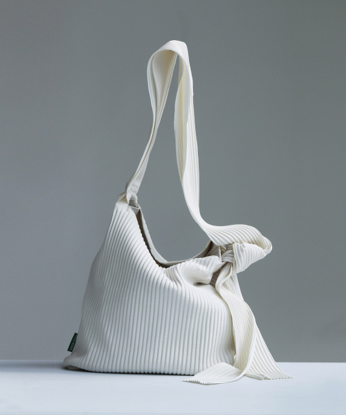 GREEN STUFF（グリーンスタッフ）の「knot bag 58 - pleats ivory（ショルダーバッグ・レディース・その他・FREE）」の9枚目の写真