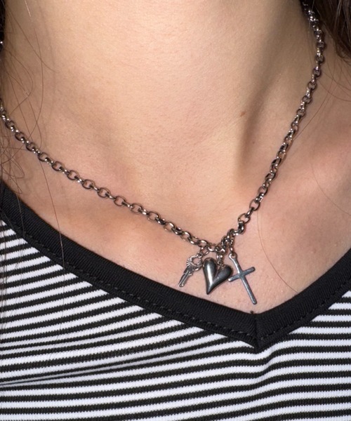 SHAGGIE（シャギー）の「【水汗に強い】トリプルチェーンチャームネックレス（ネックレス・レディース・シルバー・FREE）」の2枚目の写真