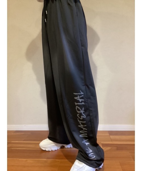 Bling Leads(ブリングリーズ)の「【Blss】【Bling Leads】プリント入 ワイドスウェットパンツ(スウェットパンツ・メンズ・ブラック/ベージュ・FREE)」の2枚目の写真