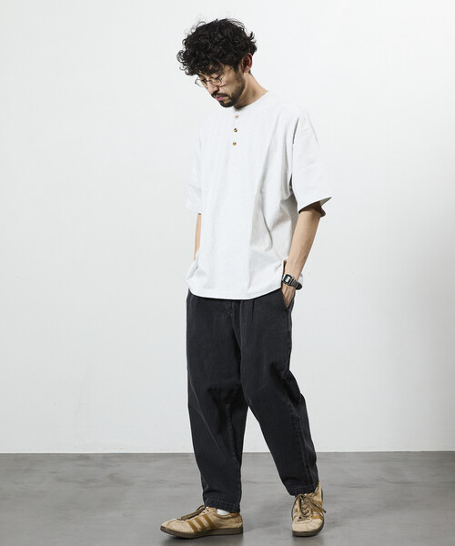 FREAK'S STORE（フリークスストア）の「限定展開 Dickies×FREAK'S STORE/ディッキーズ 別注 ワイドテーパードシルエット ツータック ワークパンツ（チノパンツ・メンズ・ベージュ/インディゴブルー/ブラック/ブラック系その他・SMALL/MEDIUM/LARGE）」の5枚目の写真