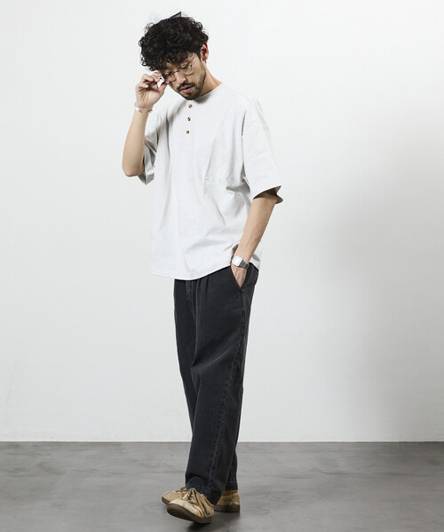 FREAK'S STORE（フリークスストア）の「限定展開 Dickies×FREAK'S STORE/ディッキーズ 別注 ワイドテーパードシルエット ツータック ワークパンツ（チノパンツ・メンズ・ベージュ/インディゴブルー/ブラック/ブラック系その他・SMALL/MEDIUM/LARGE）」の6枚目の写真