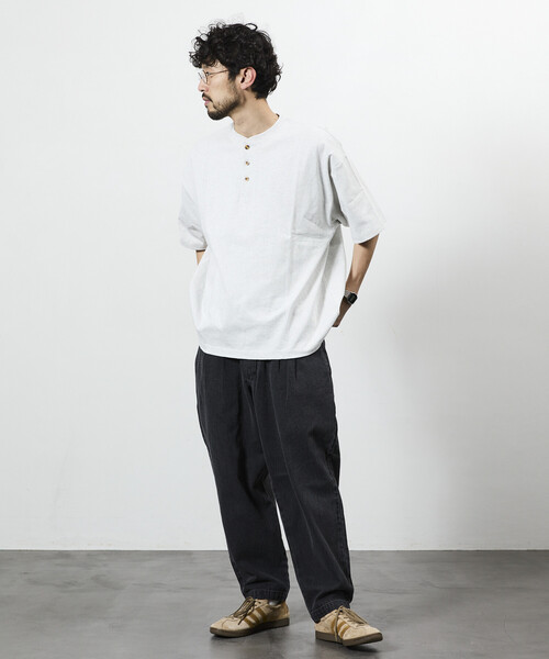 FREAK'S STORE（フリークスストア）の「限定展開 Dickies×FREAK'S STORE/ディッキーズ 別注 ワイドテーパードシルエット ツータック ワークパンツ（チノパンツ・メンズ・ベージュ/インディゴブルー/ブラック/ブラック系その他・SMALL/MEDIUM/LARGE）」の7枚目の写真