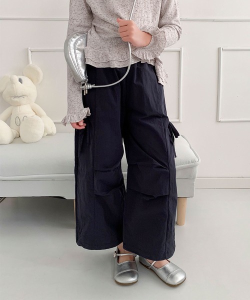 aimoha(アイモハ)の「【aimoha-KIDS-】キッズ サイドリボンティアードワイドパンツ(カーゴパンツ・キッズ・グレー/イエロー/ネイビー・110/130/140/150/120)」の3枚目の写真