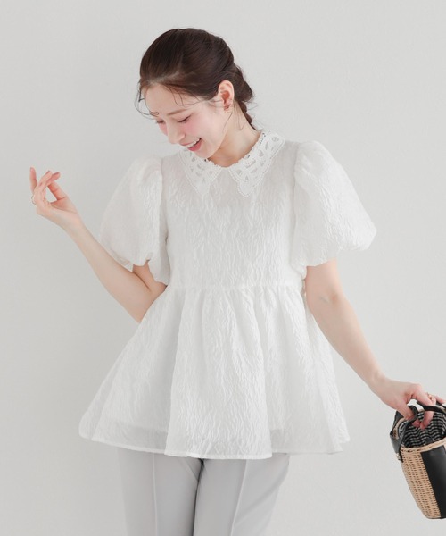 Fit more(フィットモア)の「レース衿ジャガードペプラムトップス(その他トップス・レディース・ホワイト/ブルー/ブラック・FREE)」の1枚目の写真