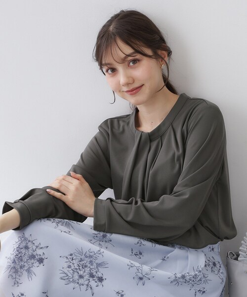 index（インデックス）の「ランダムタックトップス【洗濯機OK/吸水速乾/接触冷感/UVケア】《5col》（Tシャツ/カットソー・レディース・ネイビー/チャコール/サックスブルー系7/オフホワイト/ナチュラル・36/38/40/42）」の2枚目の写真