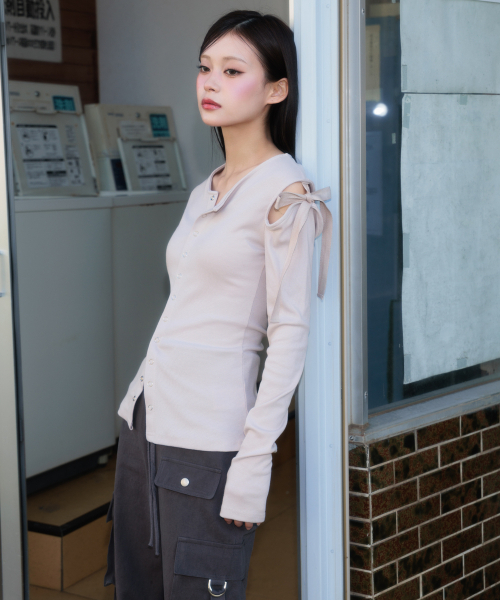 ROSEFRANTZ（ロゼフランツ）の「Cargo Slim Bootcut Pants [Charcoal]（その他パンツ・レディース・チャコールグレー・OS）」の2枚目の写真
