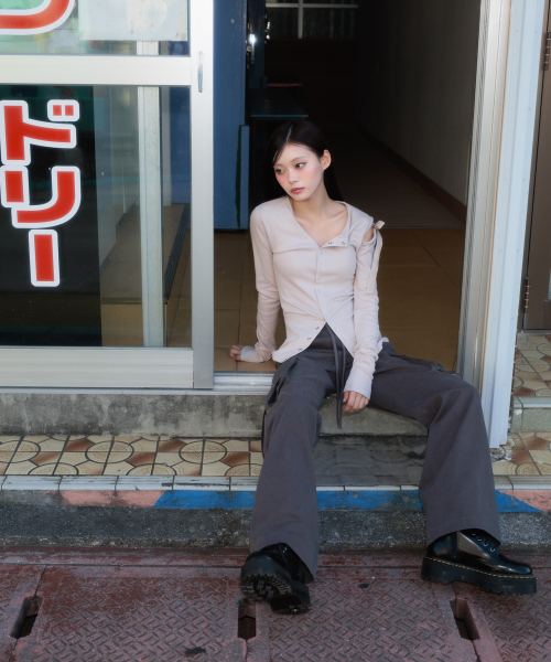 ROSEFRANTZ（ロゼフランツ）の「Cargo Slim Bootcut Pants [Charcoal]（その他パンツ・レディース・チャコールグレー・OS）」の7枚目の写真