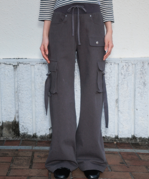 ROSEFRANTZ（ロゼフランツ）の「Cargo Slim Bootcut Pants [Charcoal]（その他パンツ・レディース・チャコールグレー・OS）」の8枚目の写真