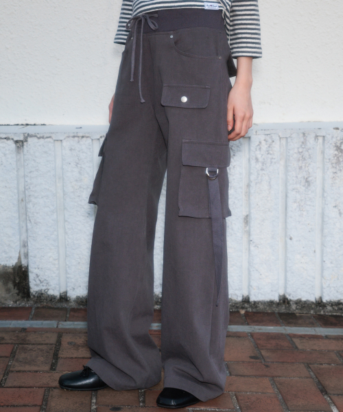 ROSEFRANTZ（ロゼフランツ）の「Cargo Slim Bootcut Pants [Charcoal]（その他パンツ・レディース・チャコールグレー・OS）」の9枚目の写真