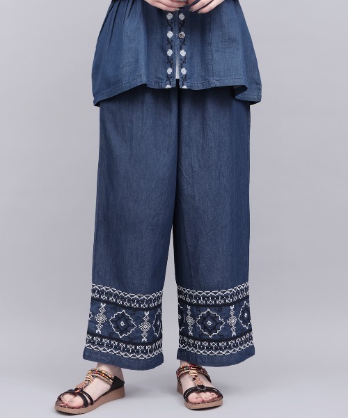 チチカカ(チチカカ)の「Shanti Shanti デニム刺繍パンツ【WEB限定】(デニムパンツ・レディース・ネイビー/ライトブルー・FREE)」の2枚目の写真