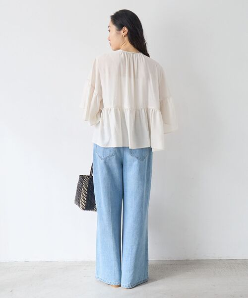 le.coeur blanc(ルクールブラン)の「ヴィンテージライクティアードブラウス(シャツ/ブラウス・レディース・オフホワイト/ネイビー/ライトブルー・38)」の8枚目の写真