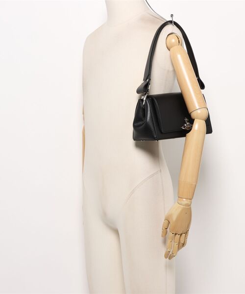 Vivienne Westwood（ヴィヴィアンウエストウッド）の「HAZEL MEDIUM HANDBAG（ショルダーバッグ・レディース・ブラック・FREE）」の6枚目の写真