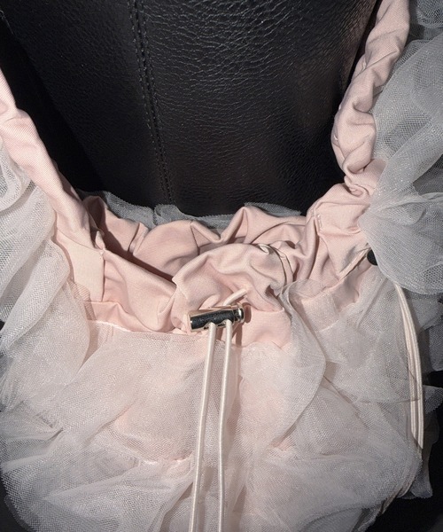 me+em select(ミームセレクト)の「【 2color 】チュールフリル巾着ミニショルダーバッグ/ tulle frill drawstring mini shoulder bag(ショルダーバッグ・レディース・ブラック/ピンク・FREE)」の11枚目の写真