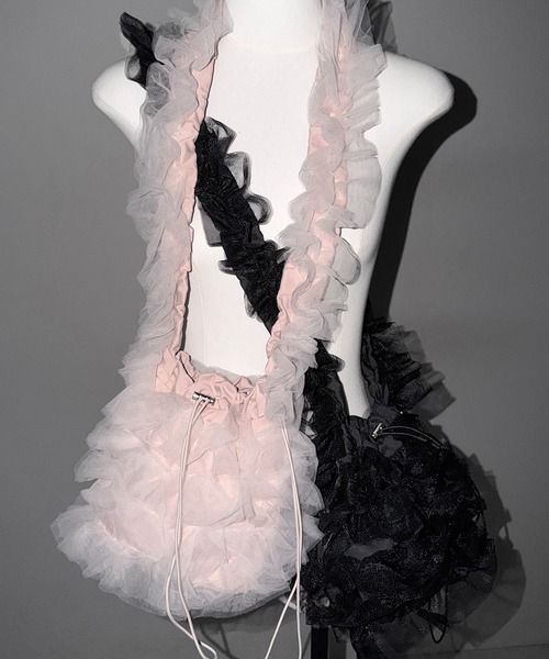 me+em select(ミームセレクト)の「【 2color 】チュールフリル巾着ミニショルダーバッグ/ tulle frill drawstring mini shoulder bag(ショルダーバッグ・レディース・ブラック/ピンク・FREE)」の3枚目の写真