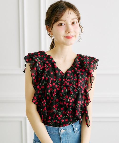 tocco closet(トッコ クローゼット)の「インナー付きチェリープリントラッフルフリルブラウス(シャツ/ブラウス・レディース・ブラック/オフホワイト・M)」の2枚目の写真