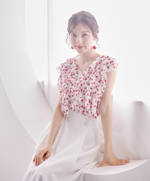 tocco closet(トッコ クローゼット)の「インナー付きチェリープリントラッフルフリルブラウス(シャツ/ブラウス・レディース・ブラック/オフホワイト・M)」の4枚目の写真