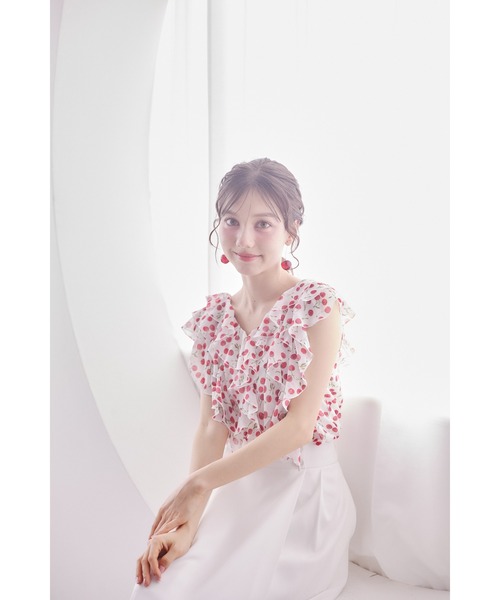 tocco closet(トッコ クローゼット)の「インナー付きチェリープリントラッフルフリルブラウス(シャツ/ブラウス・レディース・ブラック/オフホワイト・M)」の3枚目の写真