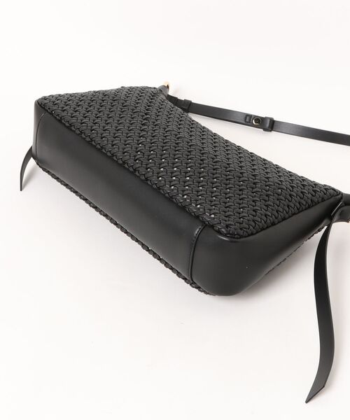 CHARLES & KEITH（チャールズ & キース）の「Calla カルラ ウーブン ショルダーバッグ（ショルダーバッグ・レディース・チョコ/クリーム/ブラック・M）」の5枚目の写真